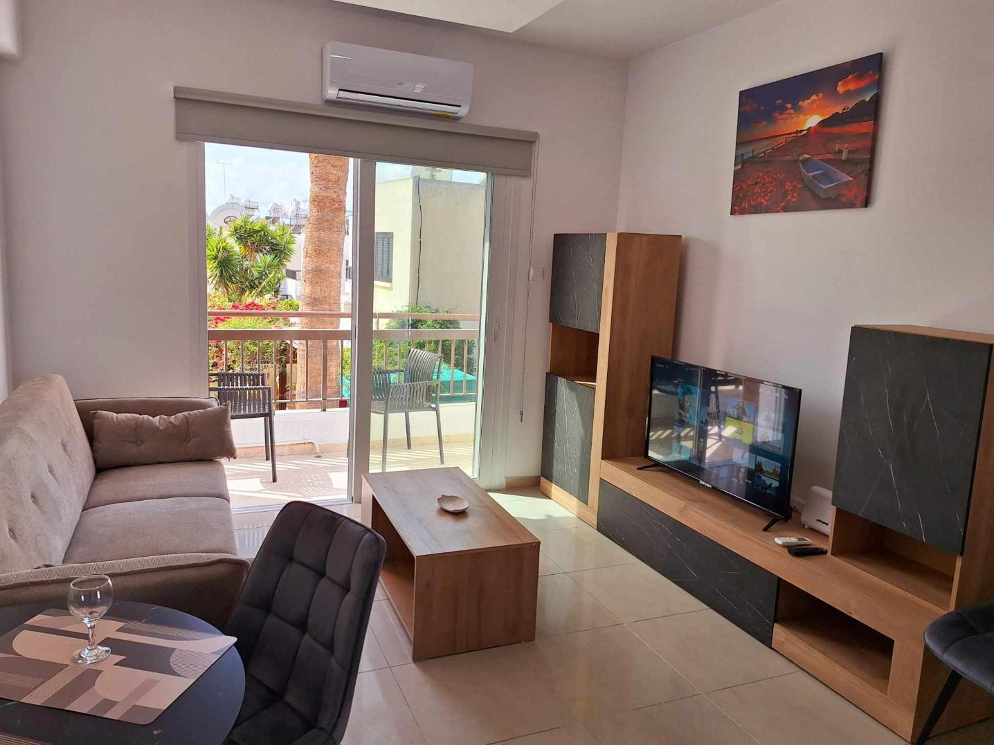 Stylish Apt Kato Paphos Close To Beach & Vibrant Harbor Life Екстериор снимка